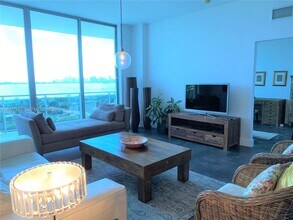 7901 Hispanola Ave in North Bay Village, FL - Foto de edificio - Building Photo