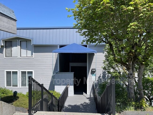 property at 924 Shorewood Dr