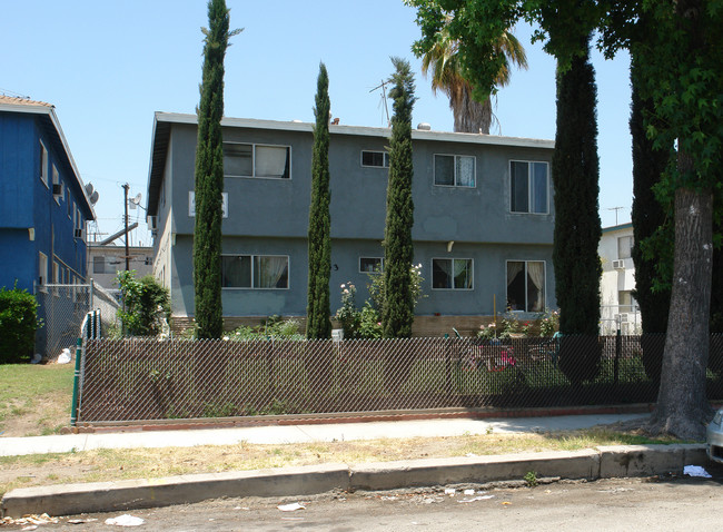 7643 Greenbush Ave in Panorama City, CA - Building Photo - Building Photo