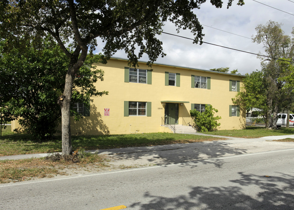 Delux Court Apartments in North Miami, FL - Building Photo