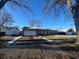 2489 Arrowhead Dr in Springfield, IL - Building Photo