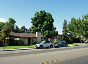 666 W Barstow Ave in Clovis, CA - Building Photo - Building Photo