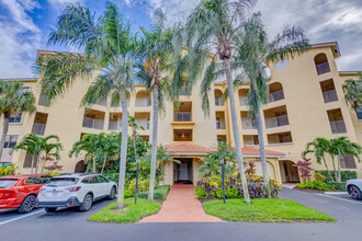 100 Uno Lago Dr in North Palm Beach, FL - Foto de edificio - Building Photo