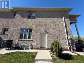 61 Eagleglen Way in Hamilton, ON - Building Photo - Building Photo