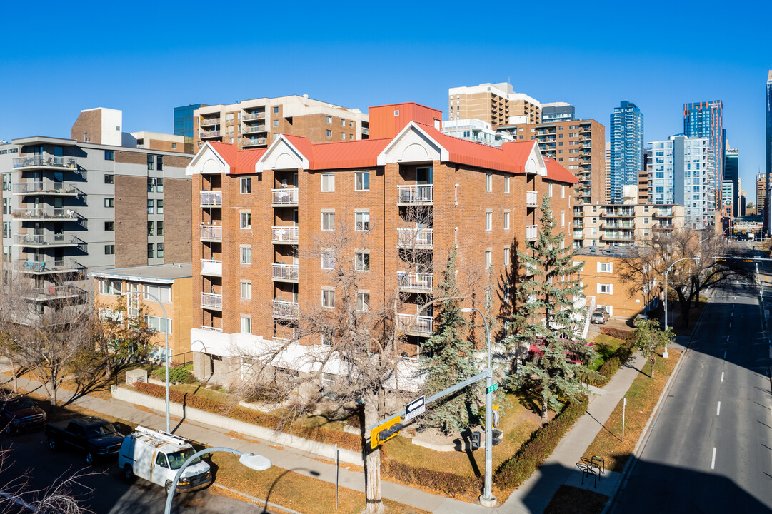 Belvedere Manor in Calgary, AB - Building Photo