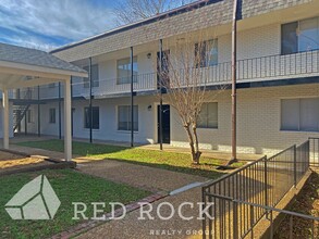 Embassy Court Apartments in Columbus, MS - Building Photo - Building Photo