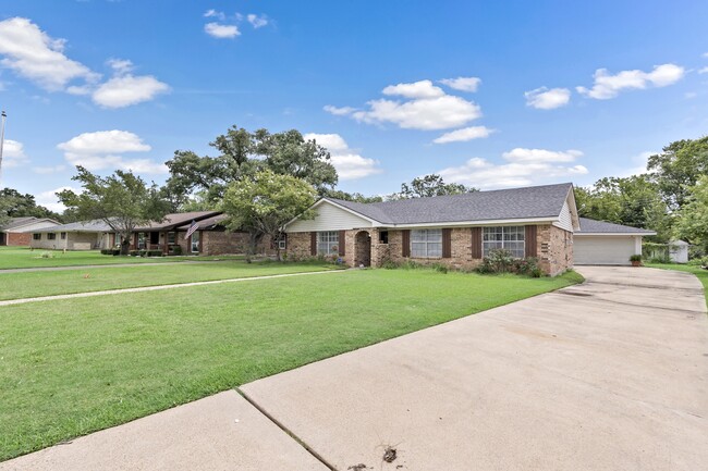 3821 Holly Dr in Bryan, TX - Foto de edificio - Building Photo