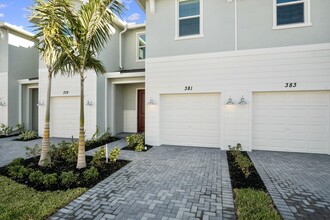 381 SE Crossoak Ln in Port St. Lucie, FL - Building Photo - Building Photo