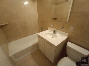 W 87th St in New York, NY - Building Photo - Building Photo