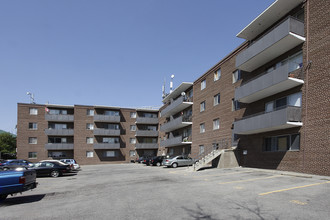 Bayview Apartments in Richmond Hill, ON - Building Photo - Building Photo