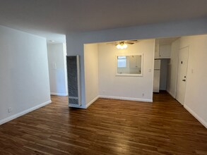 244 5th St, Unit 1 in Seal Beach, CA - Foto de edificio - Building Photo