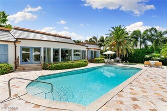 1060 Galleon Dr in Naples, FL - Building Photo - Building Photo