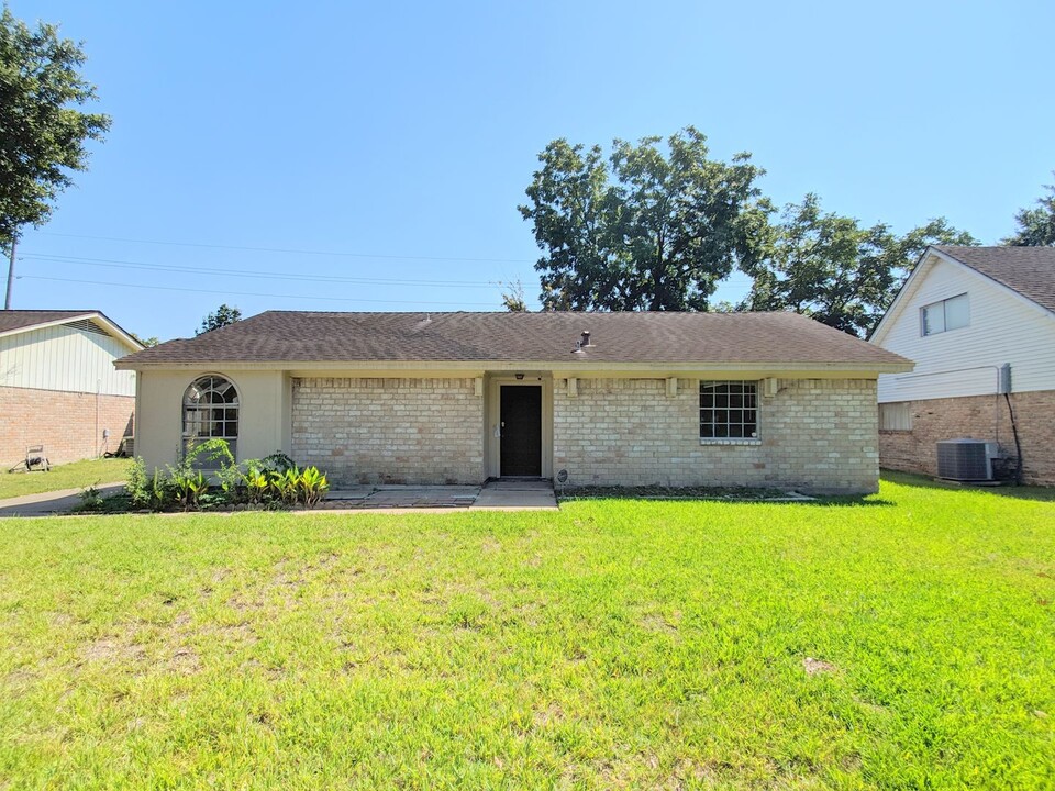 407 Mistywood Dr in Houston, TX - Building Photo