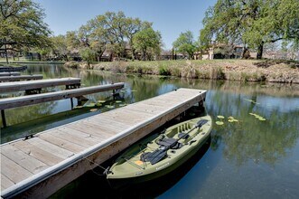 104 12th St in Cottonwood Shores, TX - Building Photo - Building Photo