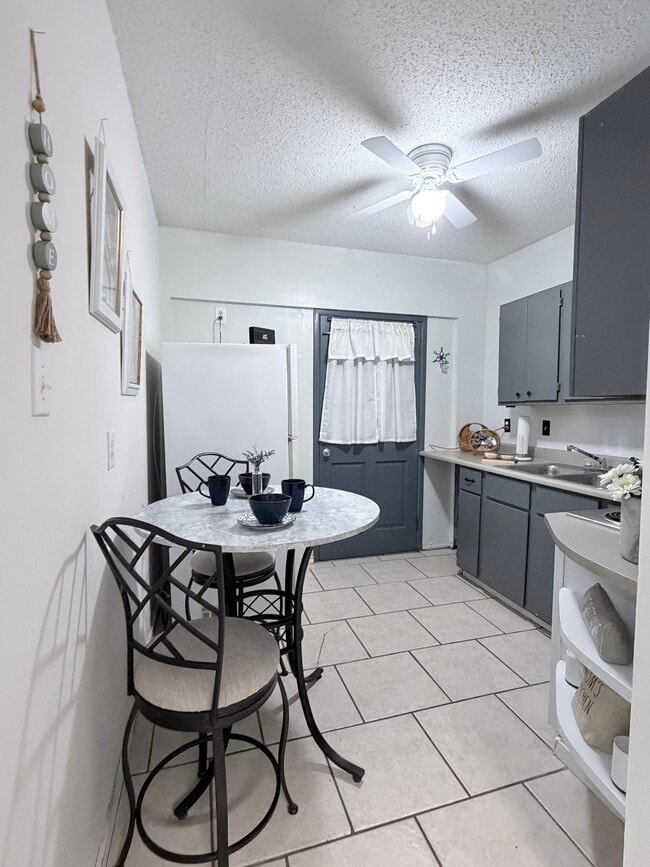 7418 Meadow Cliff St, Unit B