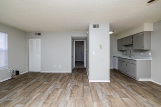 Eagle Trace Apartments in Wichita, KS - Building Photo - Interior Photo