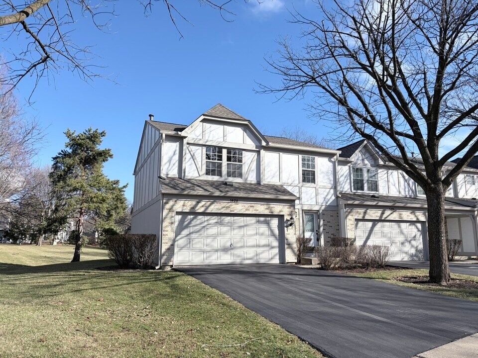 1428 W Sapphire Dr in Hoffman Estates, IL - Building Photo