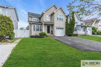 77 Scarlet Dr in Sayreville, NJ - Building Photo - Building Photo