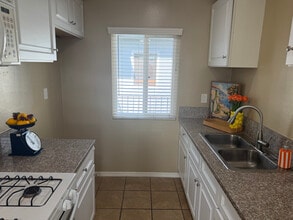 9320 Elm Vista Dr in Downey, CA - Foto de edificio - Building Photo