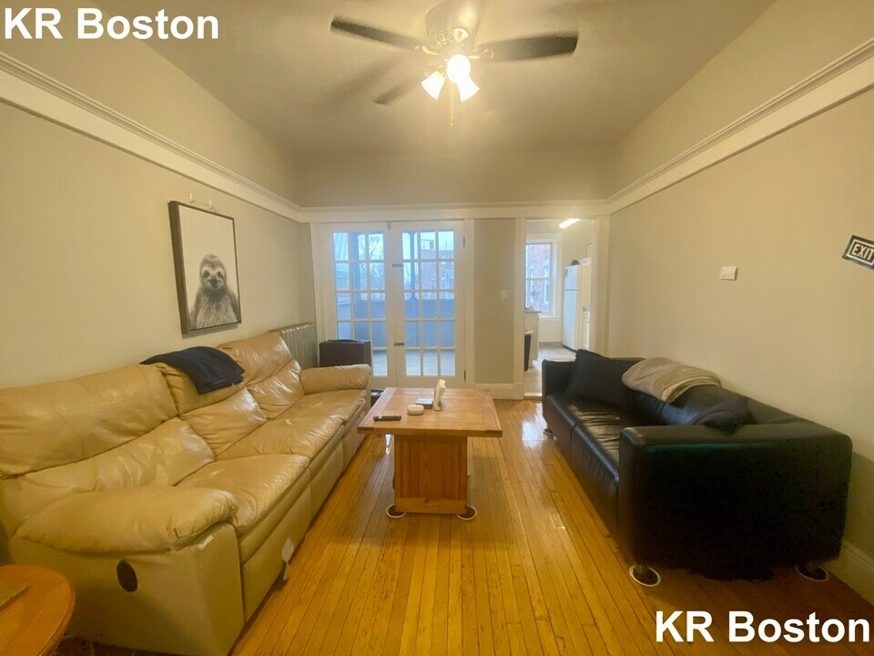 8 Farrington Ave, Unit 2 in Boston, MA - Foto de edificio