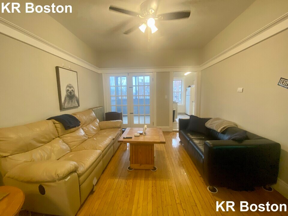 8 Farrington Ave, Unit 1 in Boston, MA - Building Photo