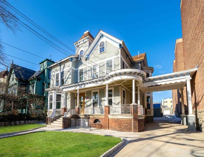 70 Sherman Pl-Unit -2 in Jersey City, NJ - Building Photo - Building Photo