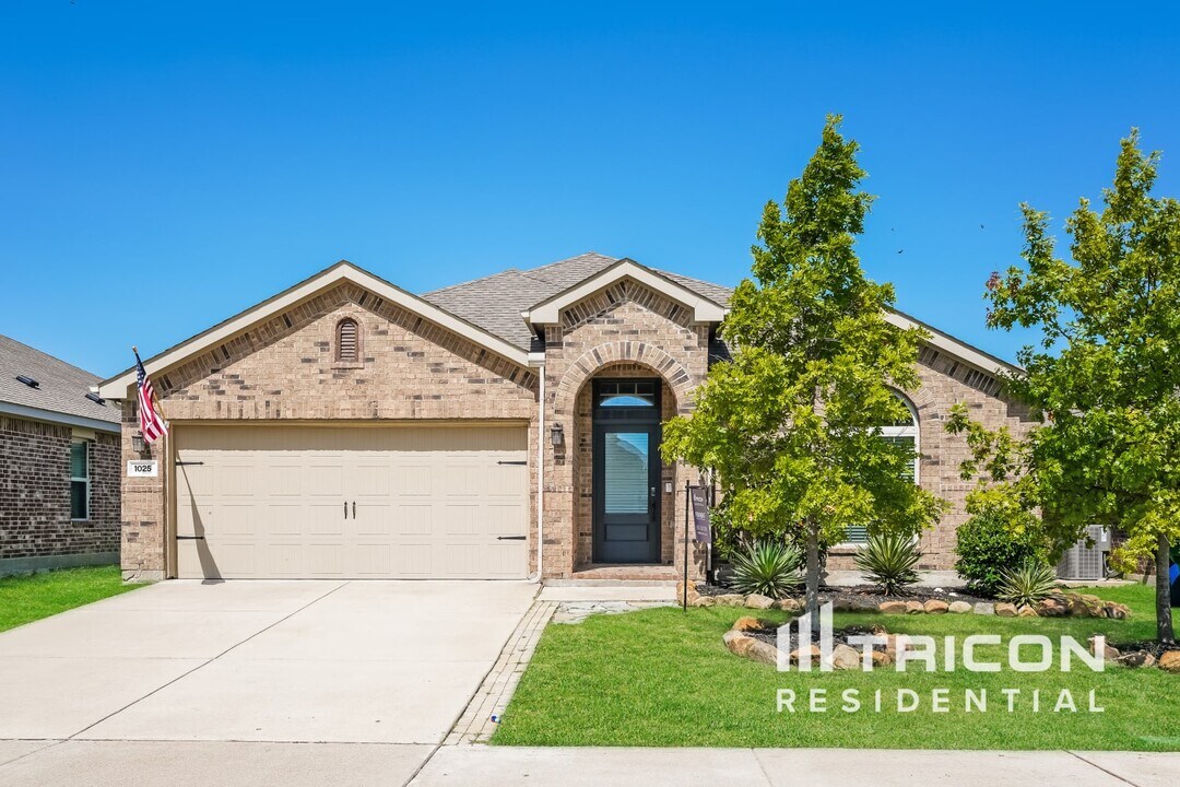 1025 N Churchill Dr in Fate, TX - Building Photo