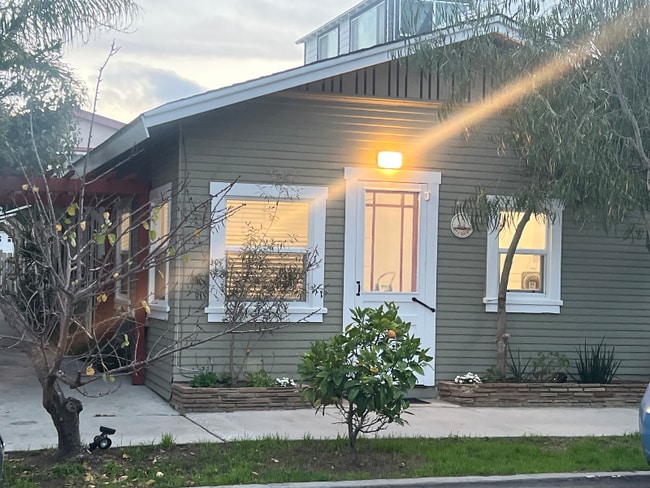 307 E Bay Ave in Newport Beach, CA - Foto de edificio - Building Photo