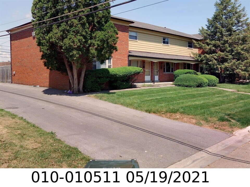 5021-5029 Cambrian Dr in Columbus, OH - Building Photo