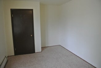 1002 43rd St SE-Unit -7 in Minot, ND - Foto de edificio - Building Photo