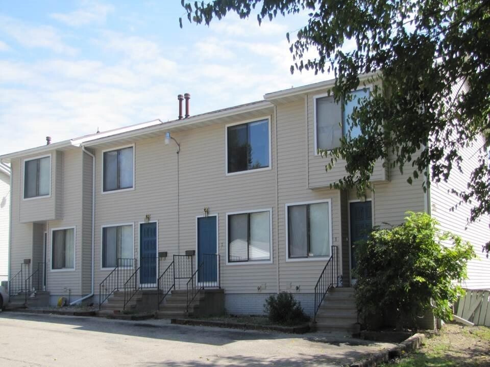 C Street Townhomes in Cedar Rapids, IA - Foto de edificio