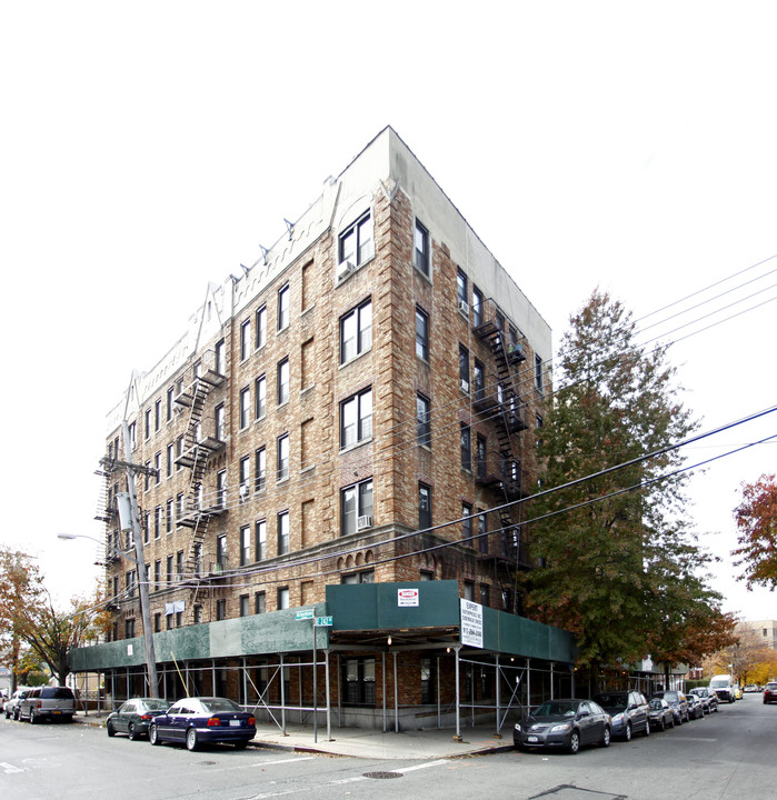 660 E 242nd St in Bronx, NY - Building Photo