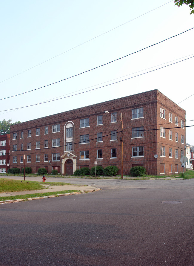 705 6th St NW in Canton, OH - Foto de edificio - Building Photo