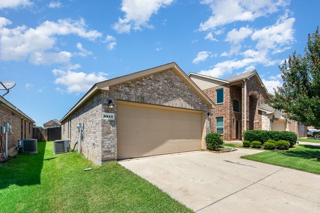 8813 Deadwood Ln in Aubrey, TX - Foto de edificio - Building Photo