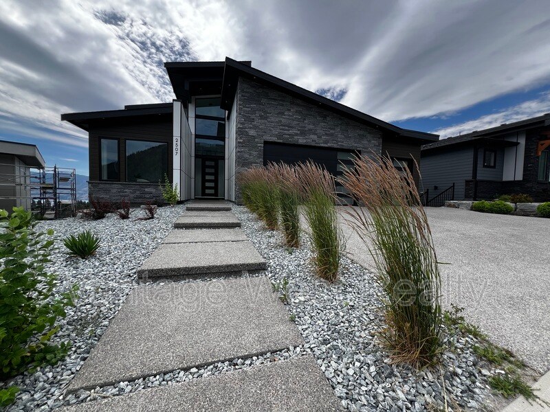 2507 Pinnacle Rdg Dr in West Kelowna, BC - Building Photo
