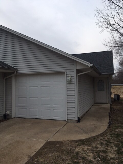 2919 Bluff Ridge Dr in Quincy, IL - Foto de edificio