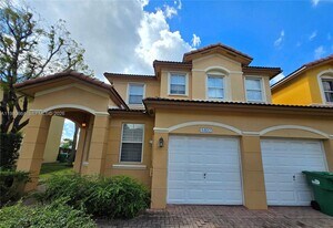 8402 NW 114th Path in Doral, FL - Building Photo
