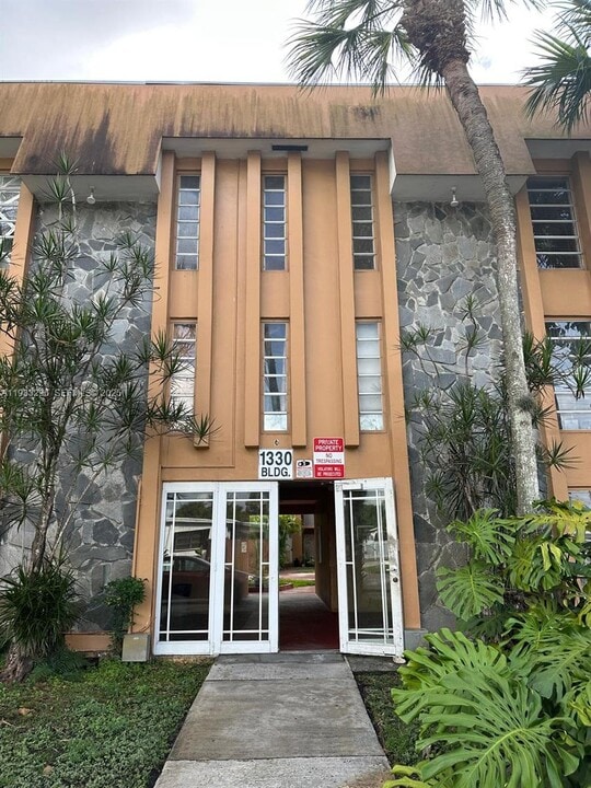 1330 W 54th St in Hialeah, FL - Building Photo