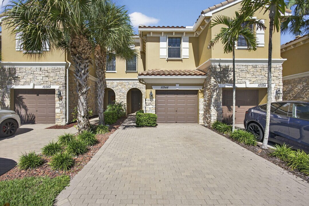 10348 Wellington Parc Dr in Wellington, FL - Building Photo
