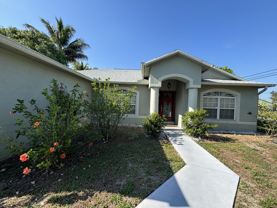1042 SW Janette Ave in Port St. Lucie, FL - Building Photo