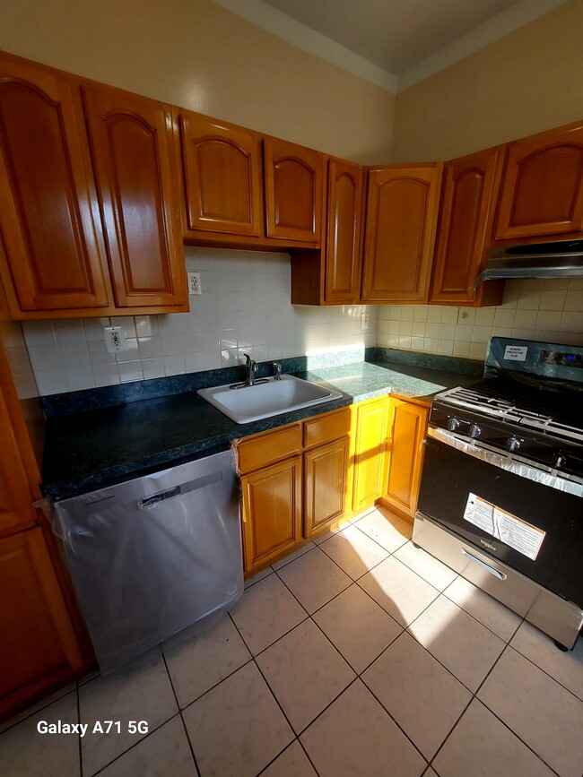 253 Bowers St, Unit #1 in Jersey City, NJ - Foto de edificio - Building Photo
