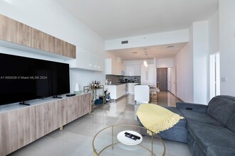 88 SW 7th St, Unit 4106 in Miami, FL - Building Photo - Building Photo