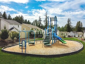 19211 15th Ave Ct E in Spanaway, WA - Foto de edificio - Building Photo