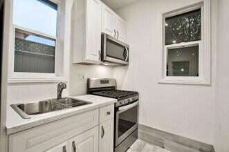 1351 Eastshore Dr in Alameda, CA - Foto de edificio - Building Photo