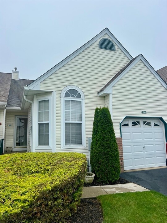 703 Constance Ln in Port Jefferson Station, NY - Building Photo