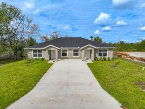 10185 Burlington Ave in Englewood, FL - Building Photo - Building Photo