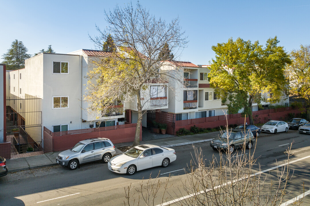 Rockridge in Oakland, CA - Building Photo