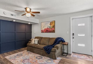 1593 Mill Acres Dr SW, Unit Mamaa's Garden Suite in Atlanta, GA - Foto de edificio - Building Photo