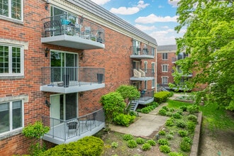 Elm Grove Terrace in Elm Grove, WI - Foto de edificio - Building Photo