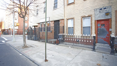 51 Ten Eyck St in Brooklyn, NY - Building Photo - Building Photo